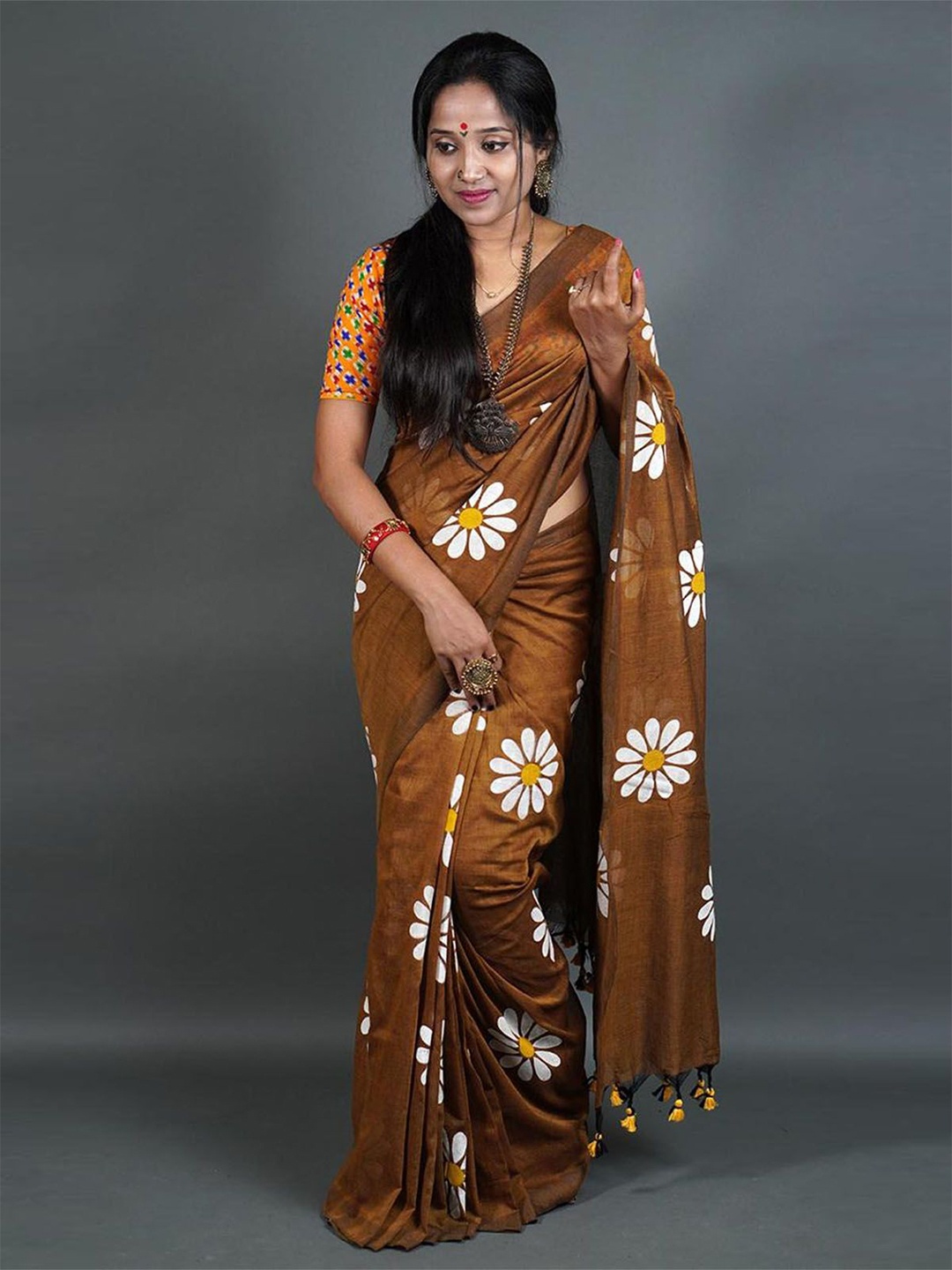 

ODETTE Cotton Blend Floral Saree, Brown