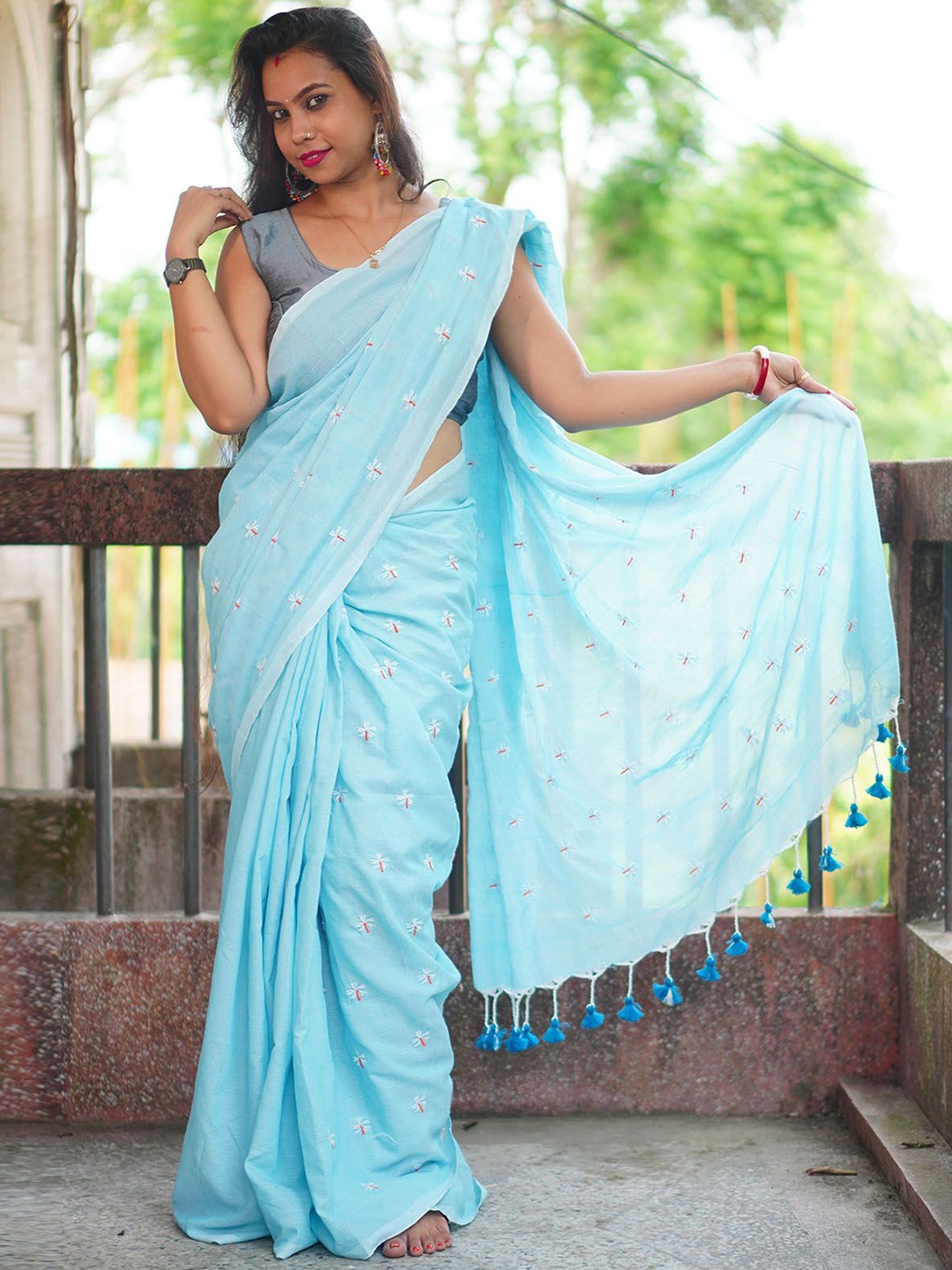 

ODETTE Floral Embroidered Saree, Blue