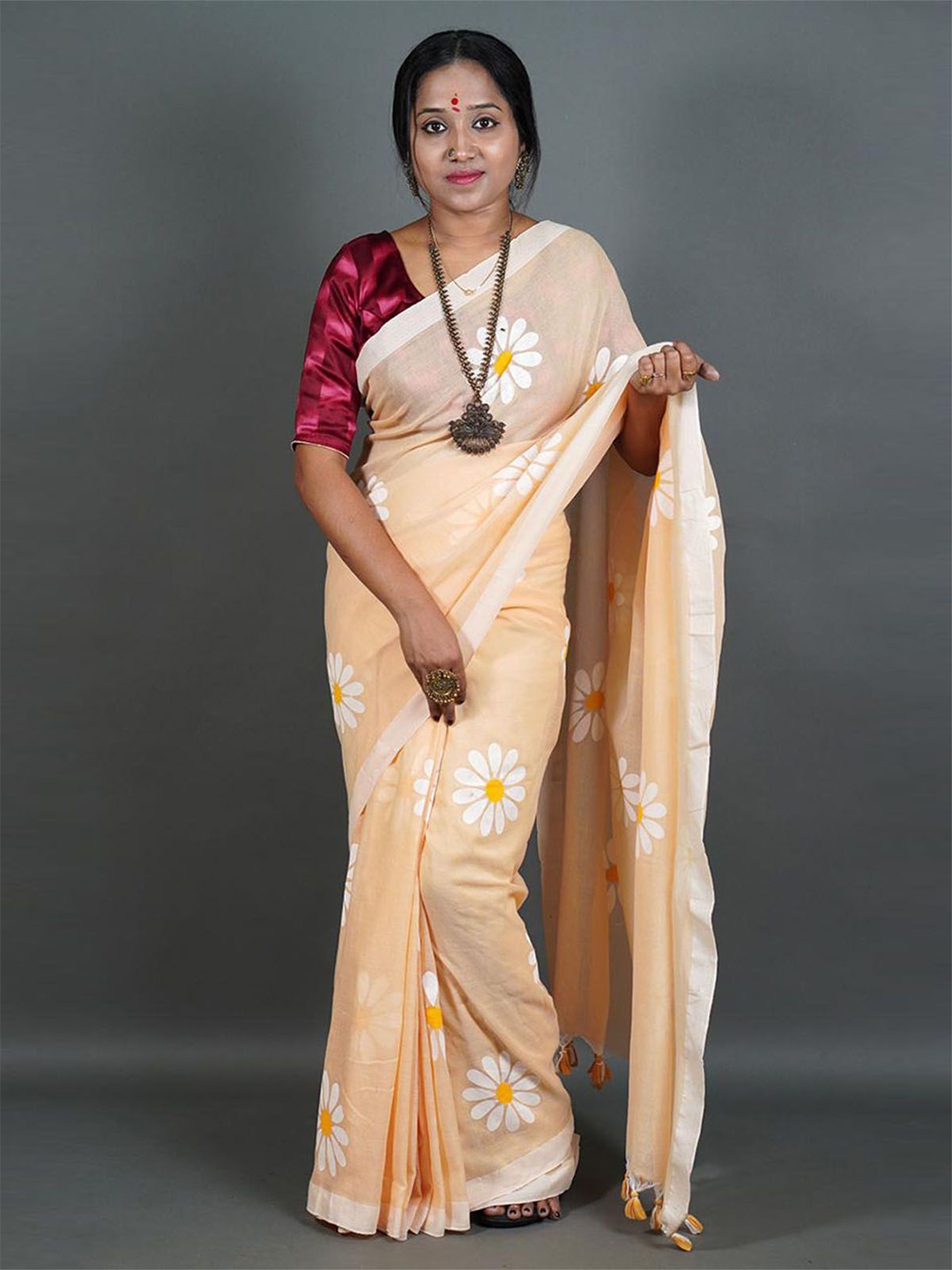 

ODETTE Floral Printed Saree With Unstitched Blouse, Beige