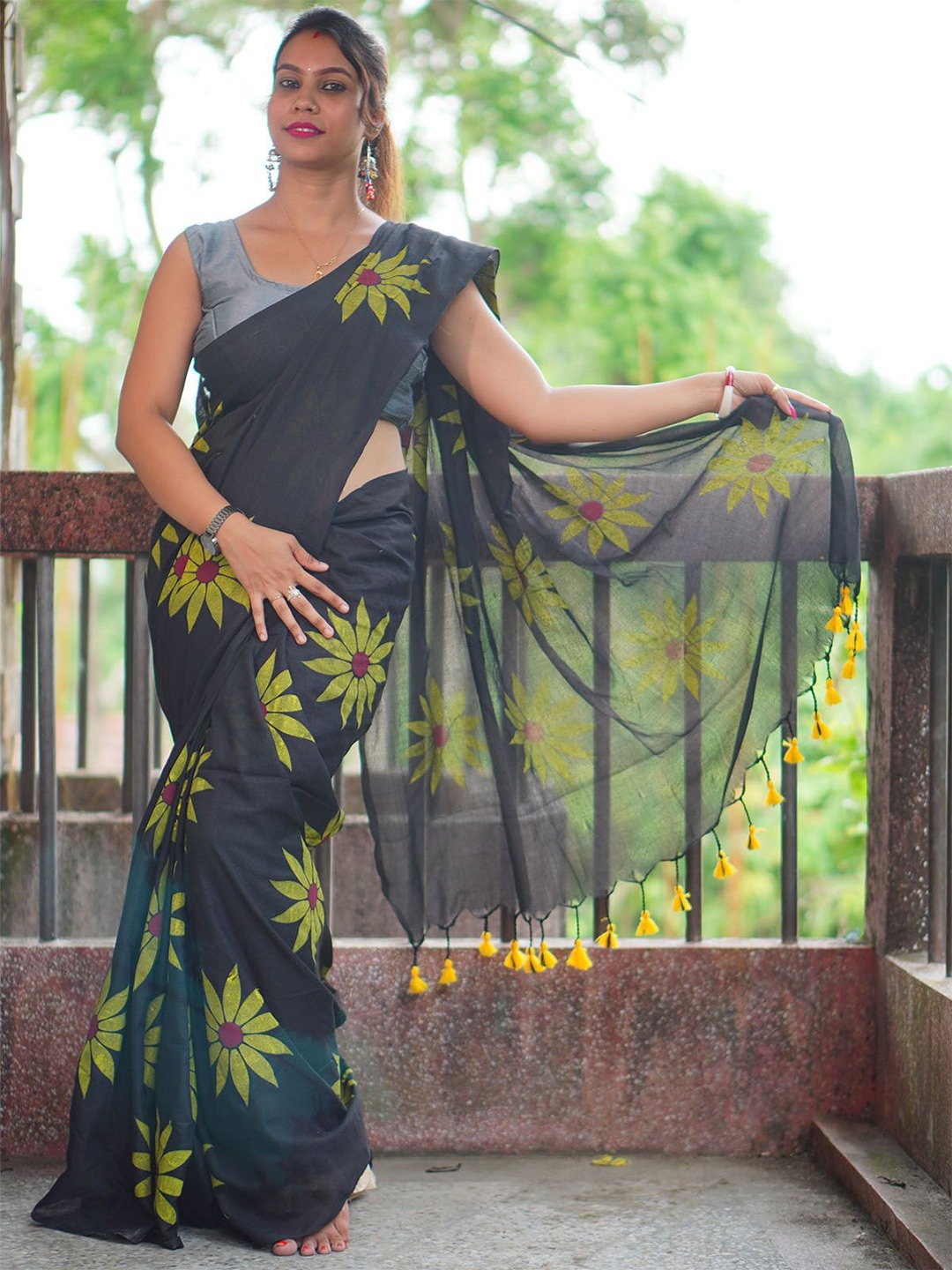 

ODETTE Floral Printed Saree, Black