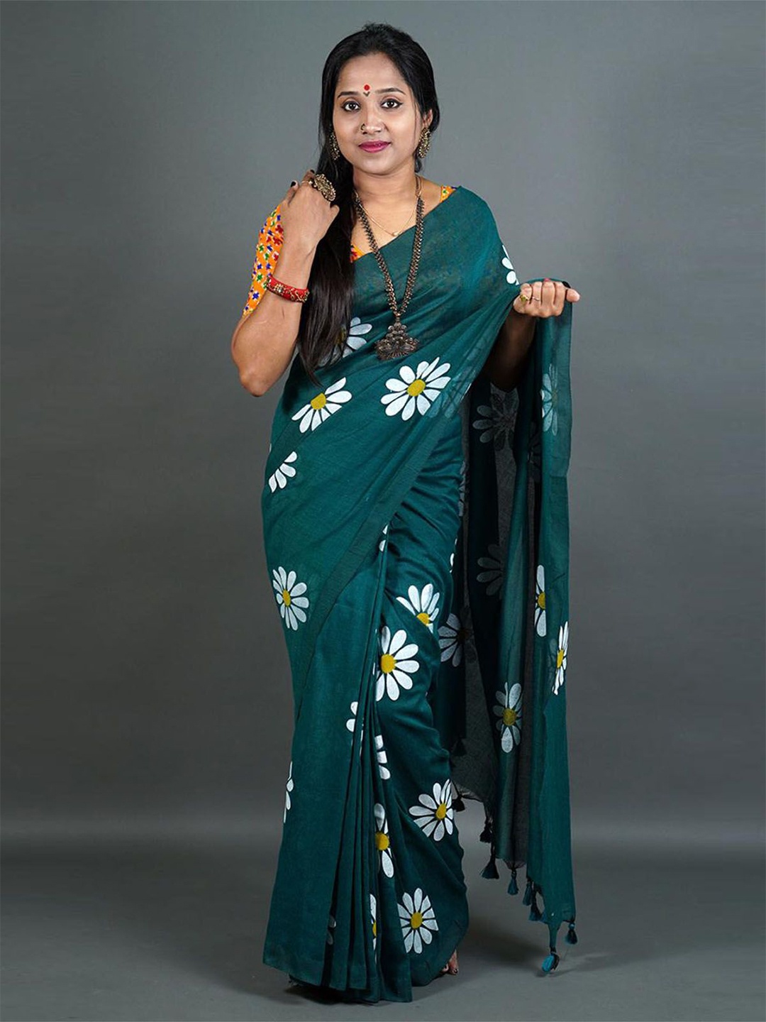 

ODETTE Floral Printed Saree, Green