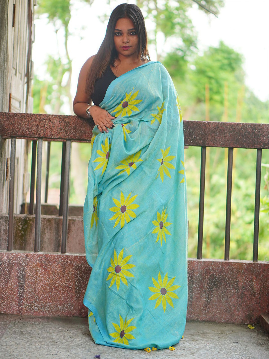 

ODETTE Floral Printed Saree With Unstitched Blouse, Blue