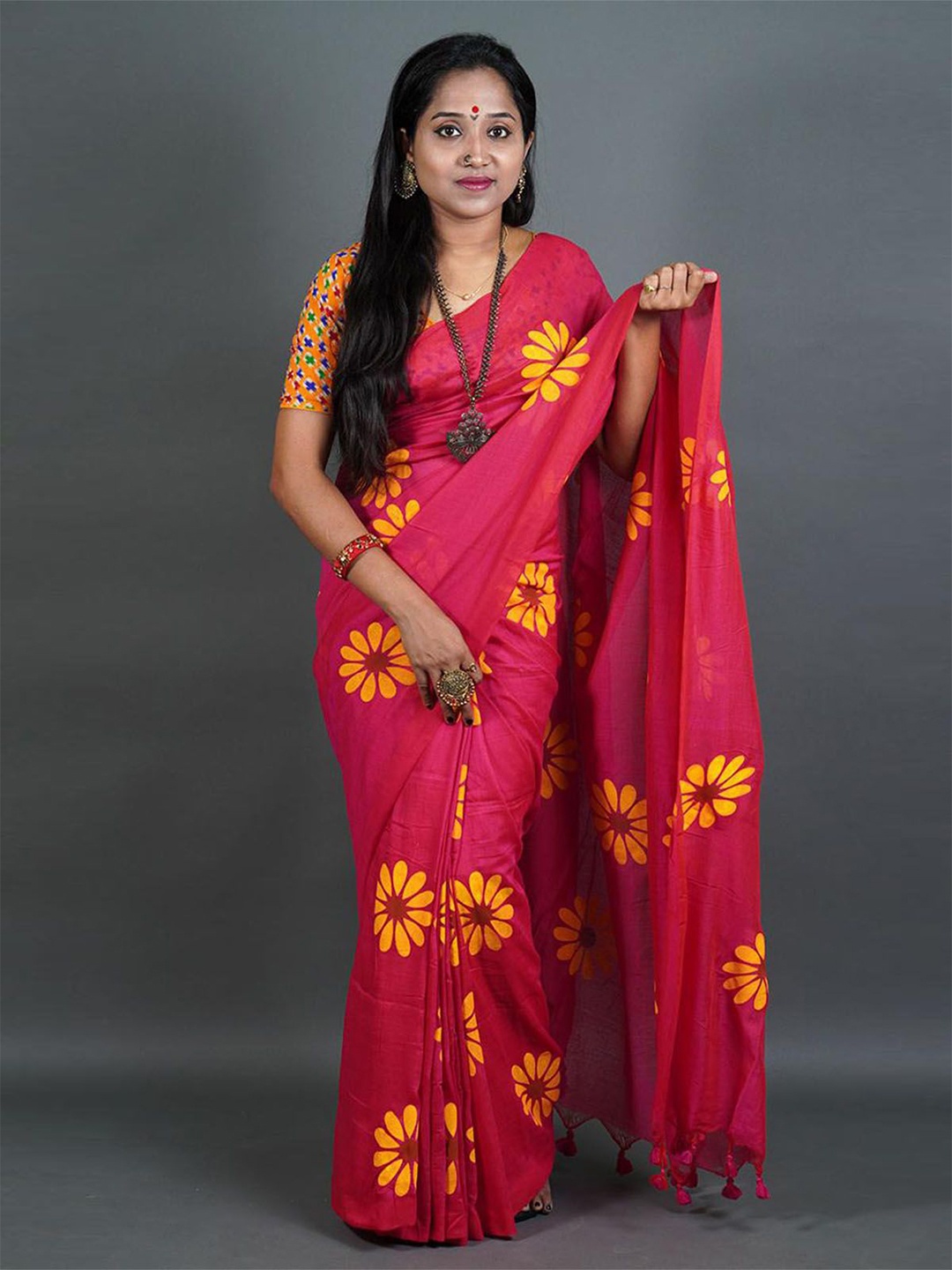 

ODETTE Floral Printed Saree With Unstitched Blouse, Pink
