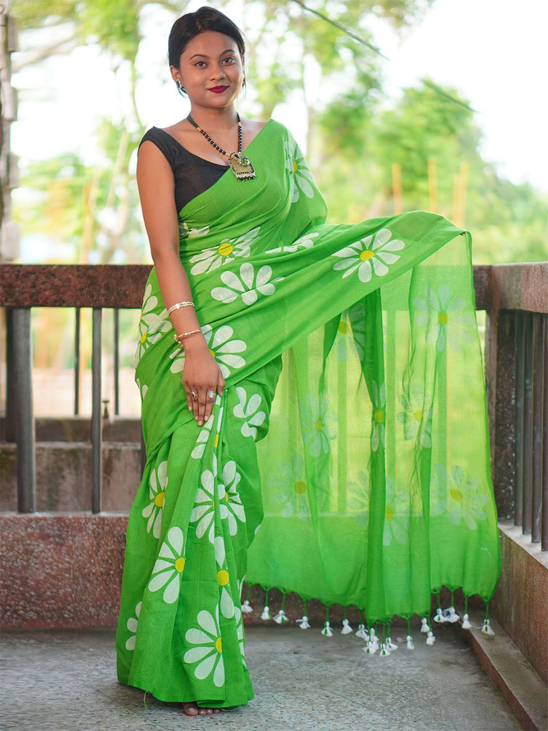 

ODETTE Floral Printed Saree With Unstitched Blouse, Green