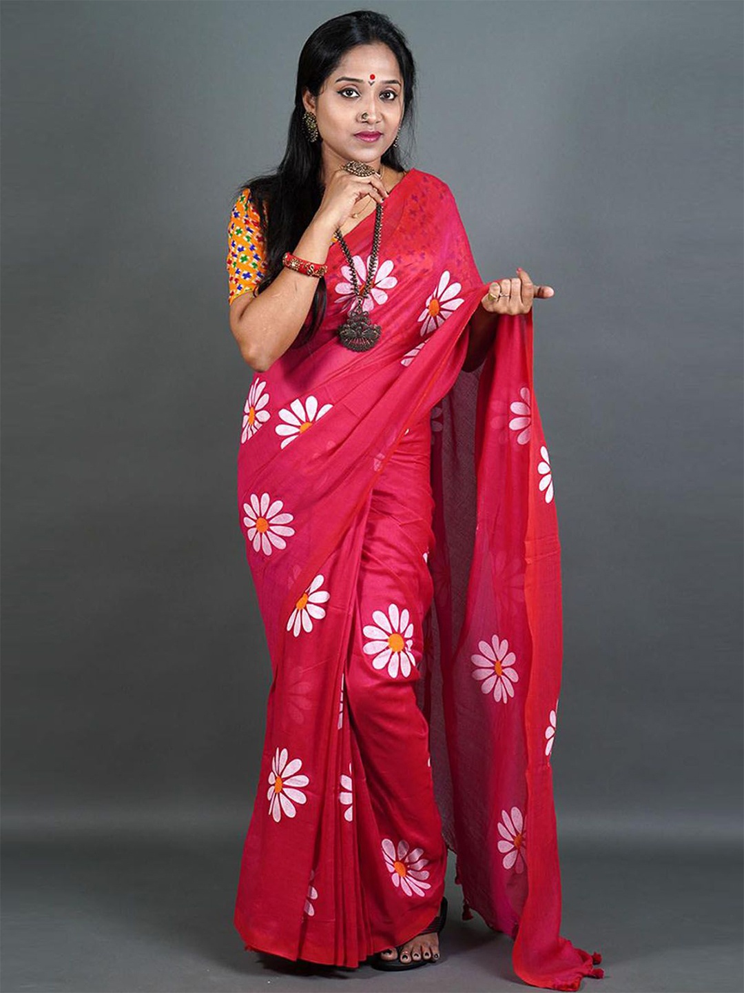 

ODETTE Floral Printed Saree With Unstitched Blouse, Pink