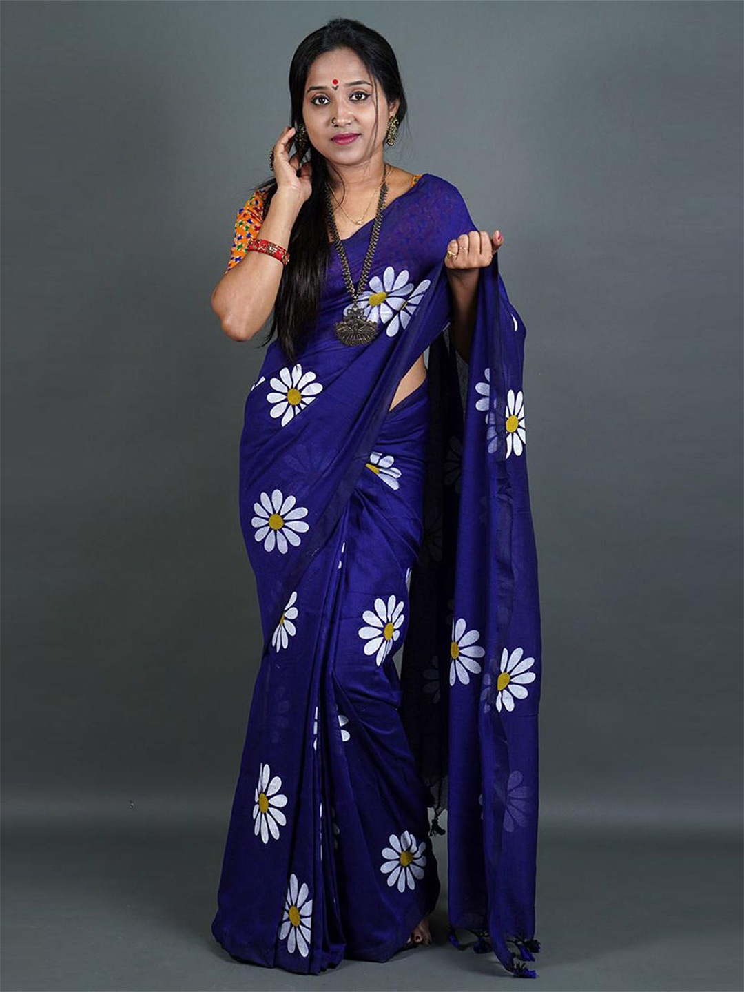 

ODETTE Floral Printed Saree With Unstitched Blouse, Blue