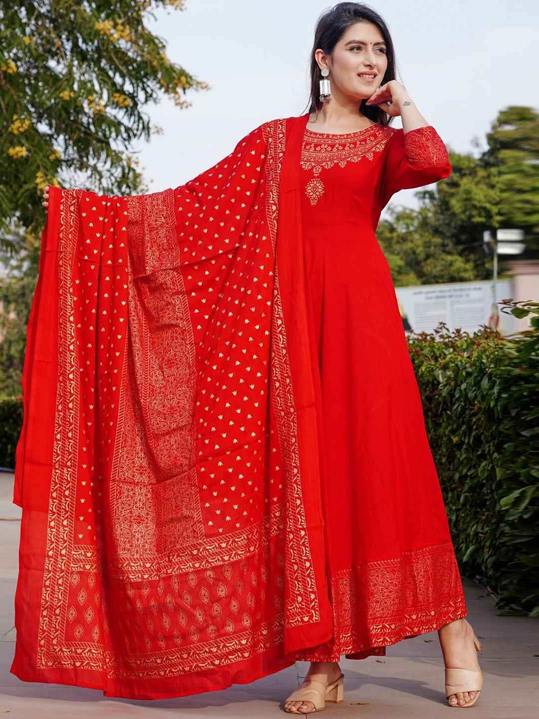 

SkyaSia Ethnic Motifs Printed Anarkali Kurta With Dupatta, Red
