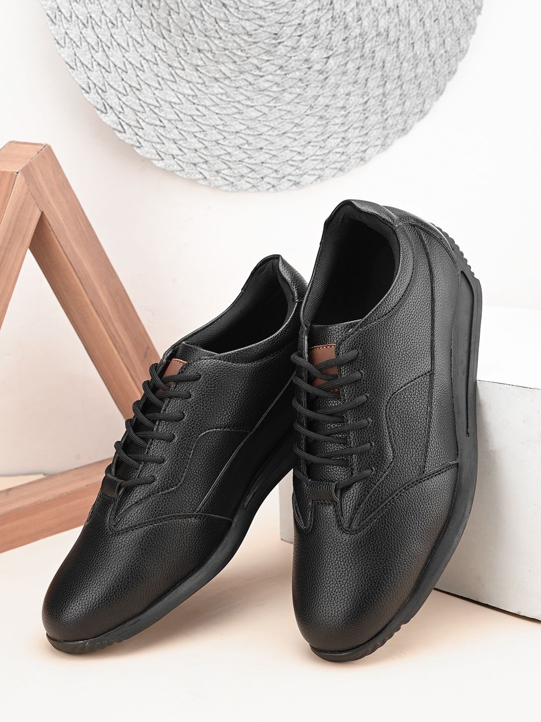 

The Roadster Lifestyle Co Men Casual Sneakers, Black