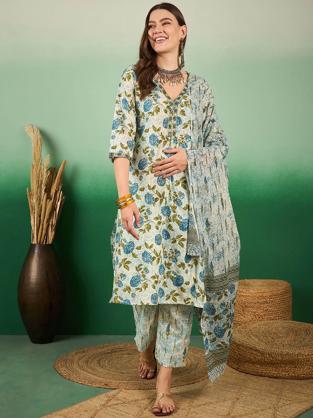 

Sangria Green Floral Printed Pure Cotton Straight Kurta With Trouser & Dupatta