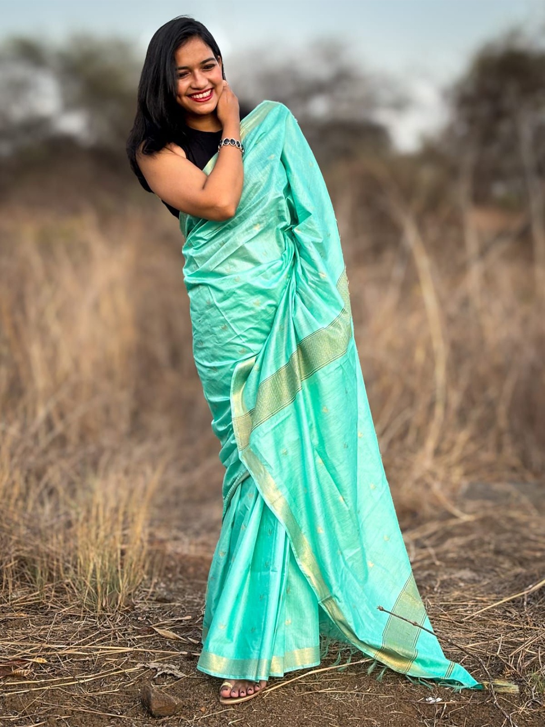 

Apaapi Threads of glory Ethnic Motifs Zari Saree, Blue