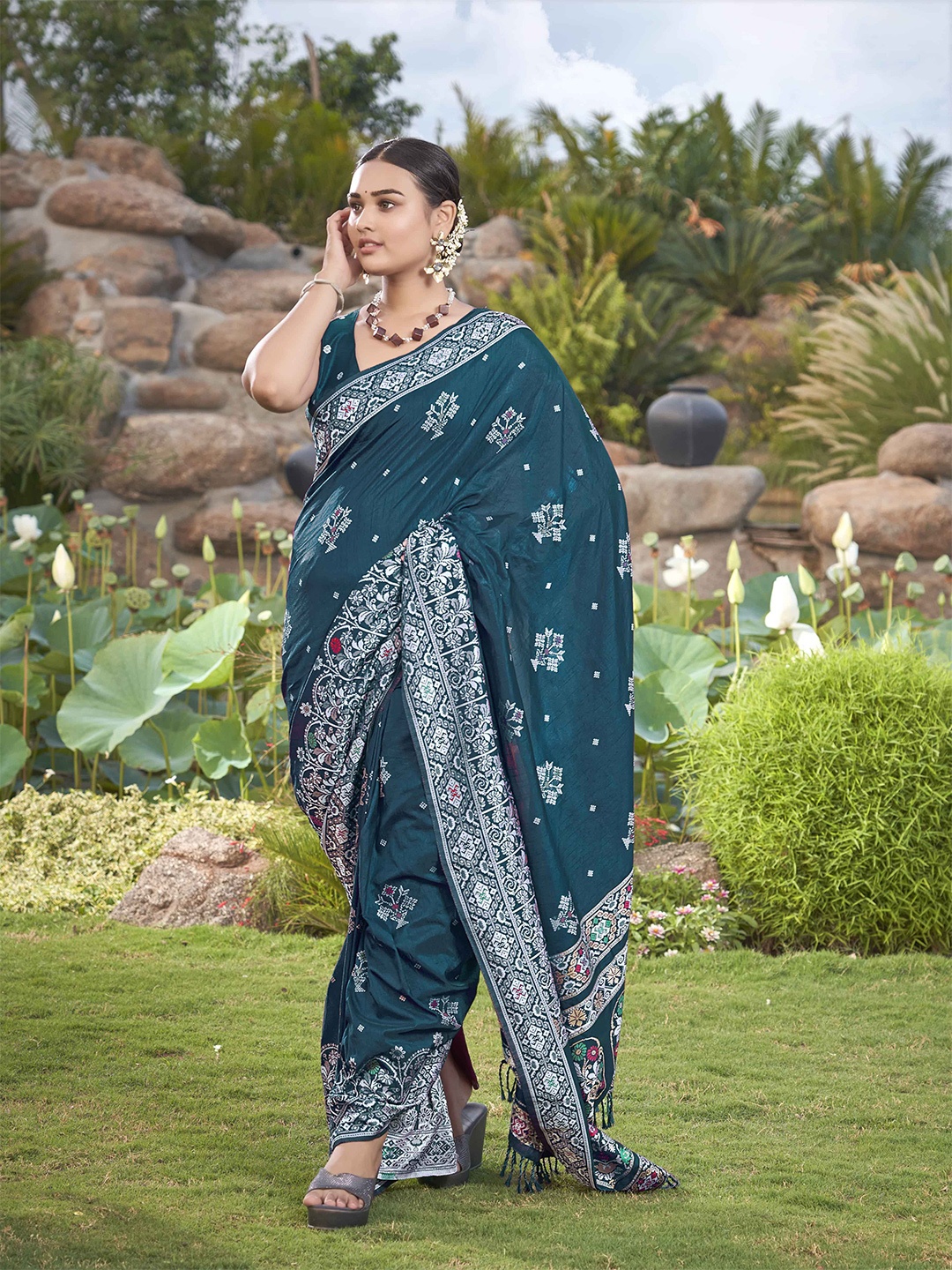 

MANOHARI Ethnic Motifs Zari Banarasi Saree, Blue