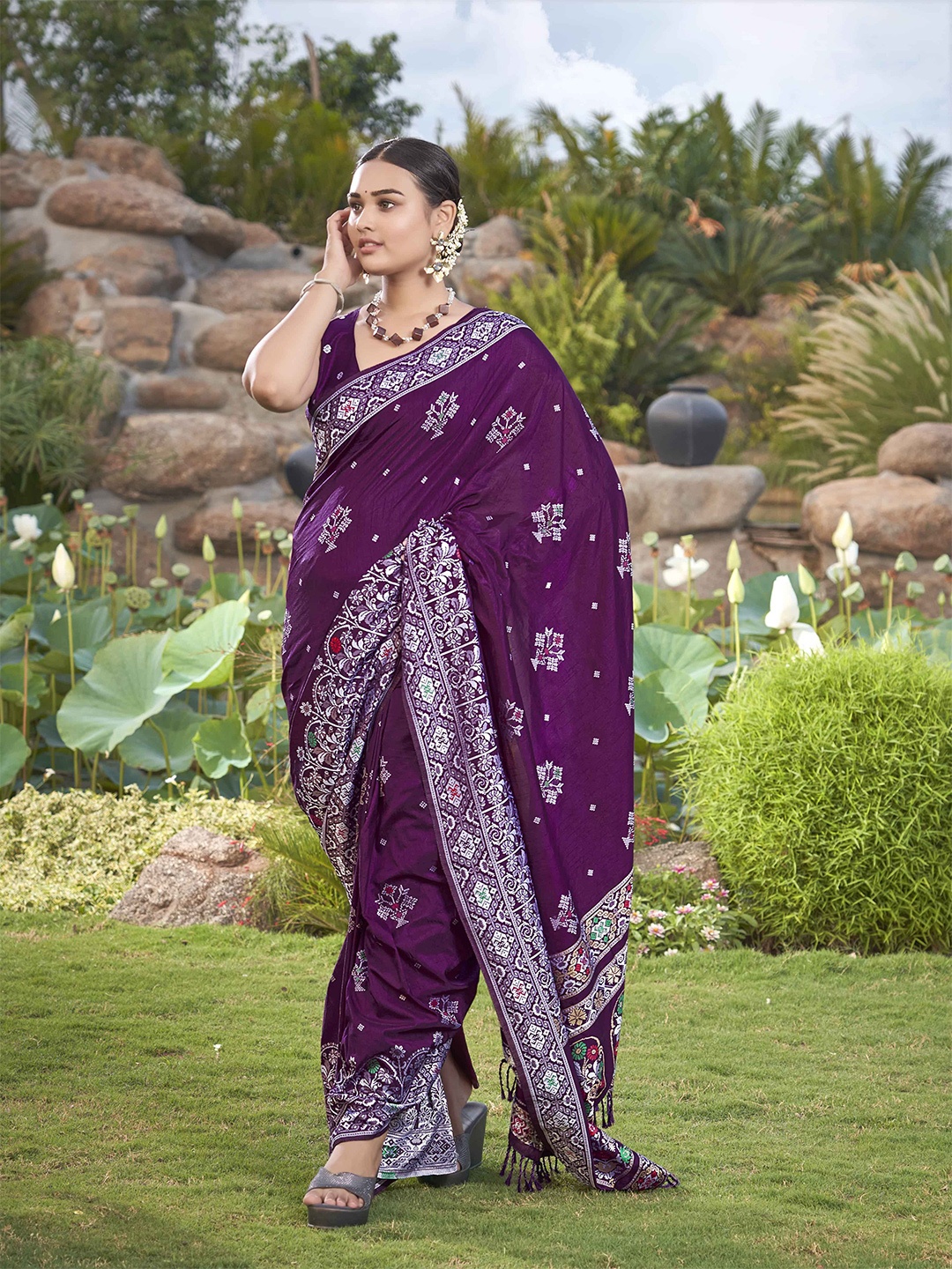 

MANOHARI Ethnic Motifs Zari Heavy Work Banarasi Saree, Purple