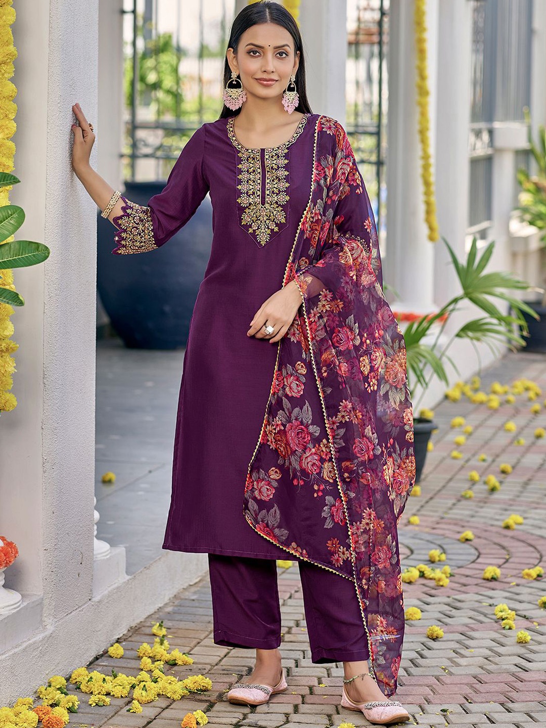 

SKYLEE Ethnic Motifs Yoke Design Thread Work Straight Kurta with Trousers & Dupatta, Purple