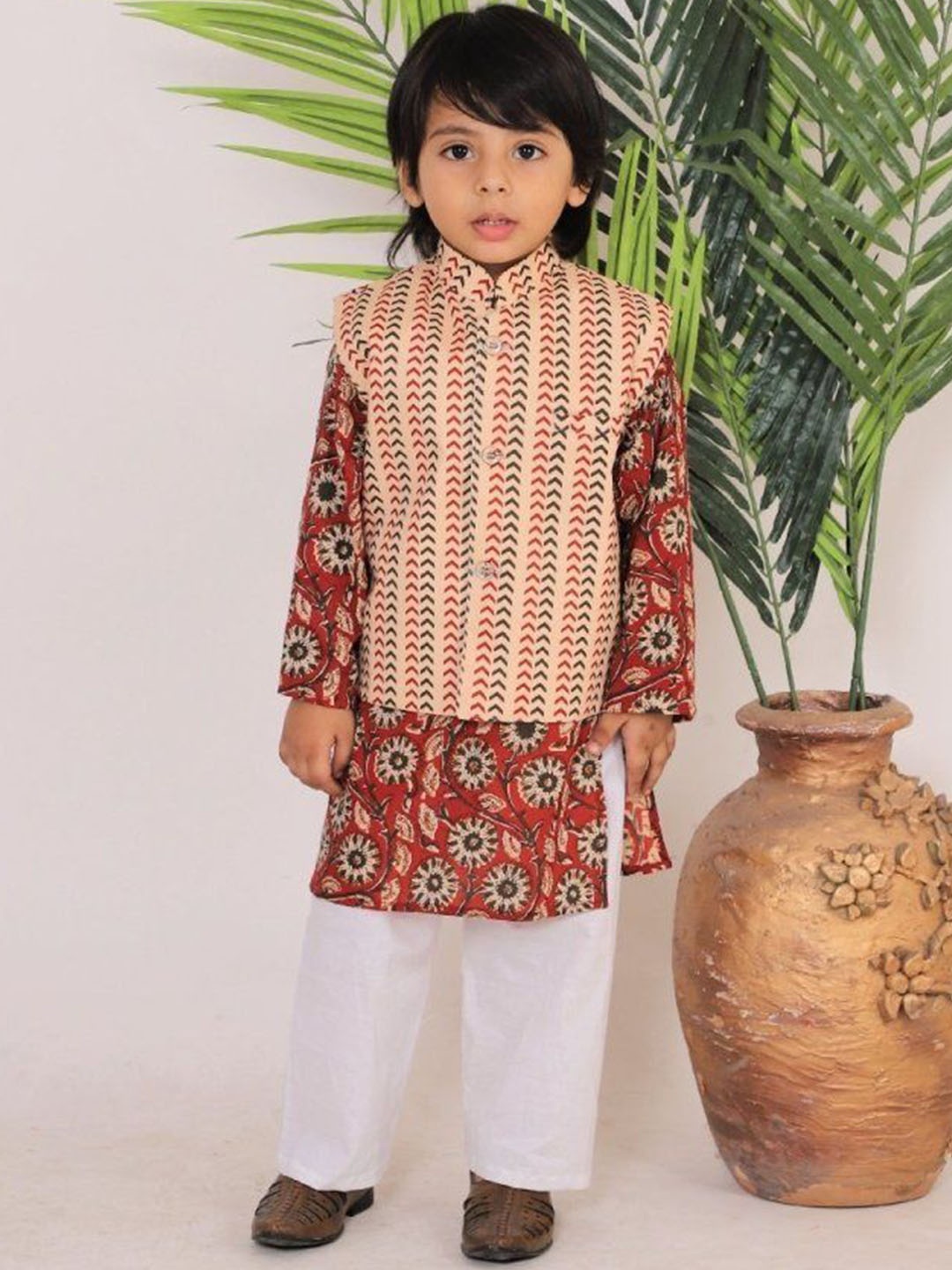 

The Mom Store Boys Floral Printed Regular Pure Cotton Kurta with Pyjamas & Jacket, Red