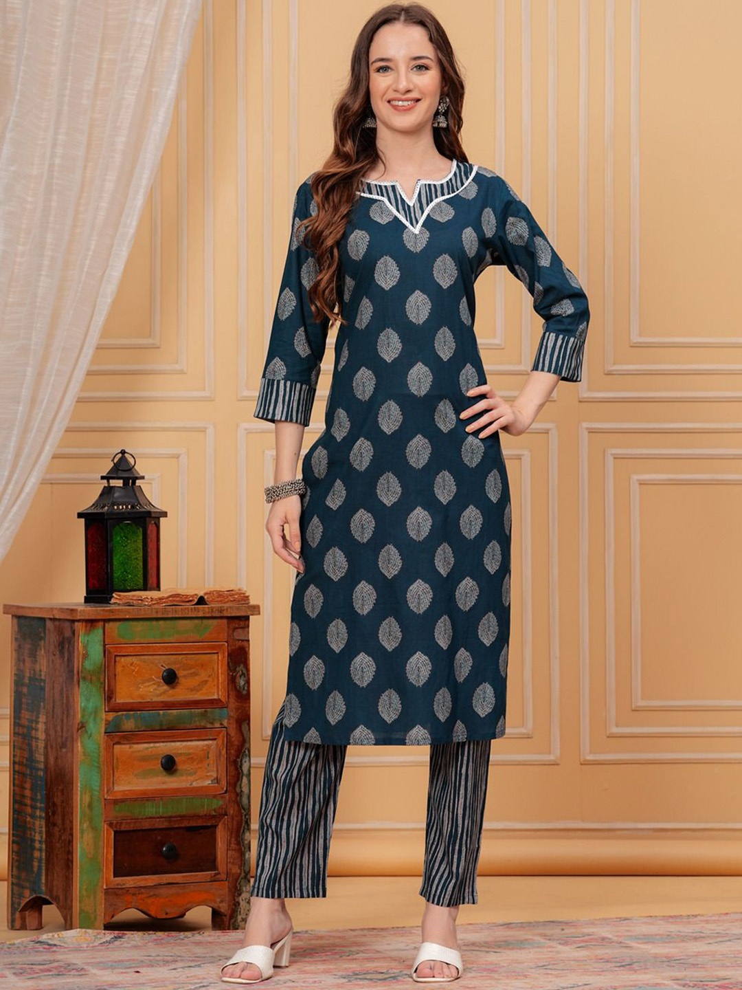 

JVSP FASHION Ethnic Motifs Printed Notched Neck Pure Cotton Straight Kurta with Trousers, Green