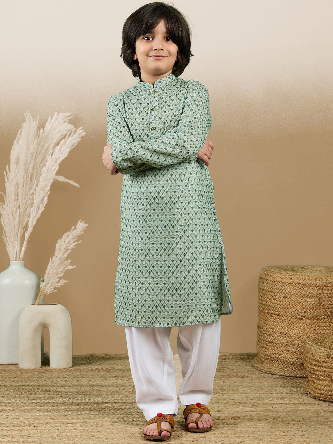

Sanwara Boys Floral Printed Mandarin Collar Regular Kurta with Patiala, Green