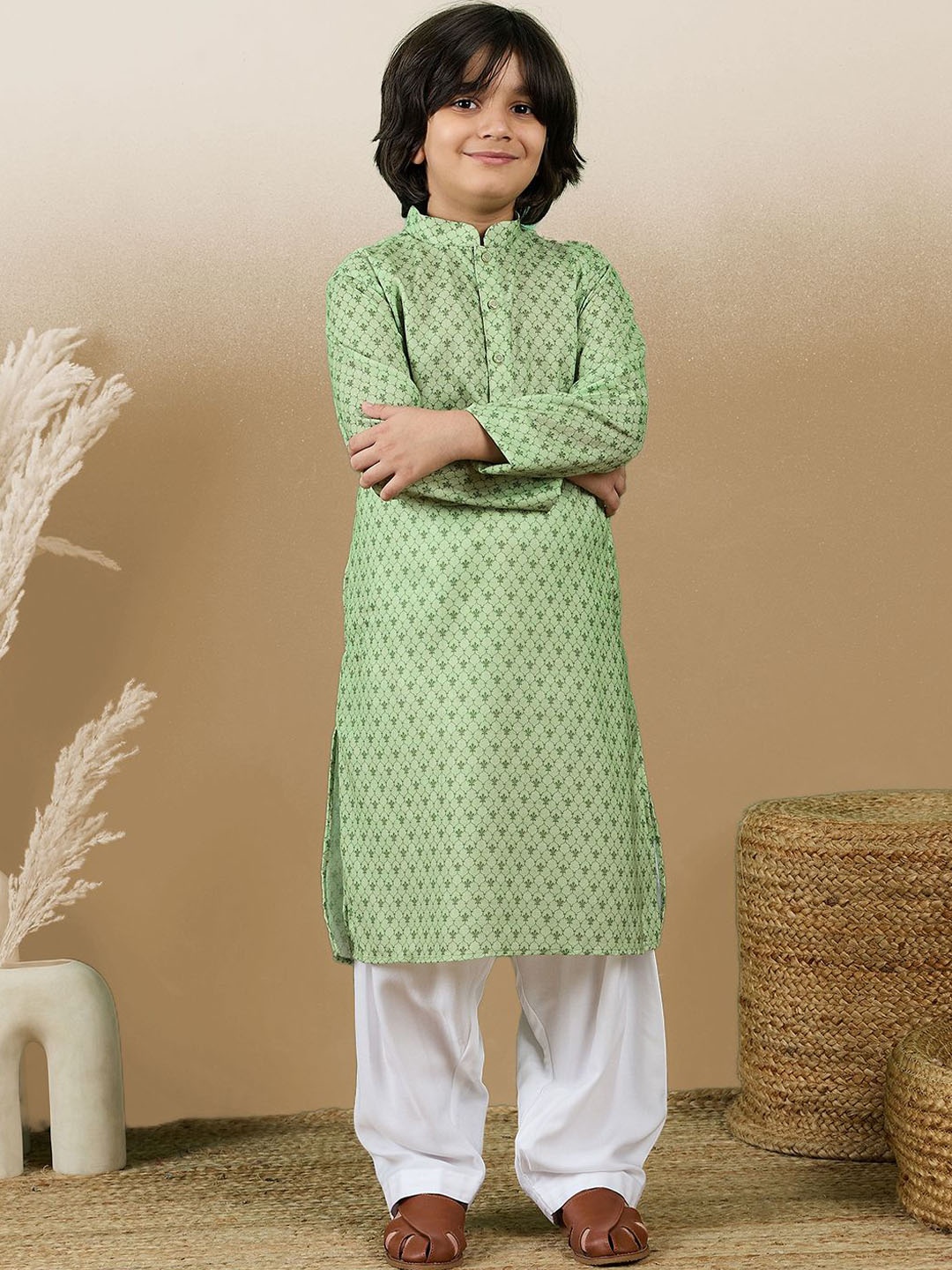 

Sanwara Boys Floral Printed Mandarin Collar Regular Kurta with Patiala, Green