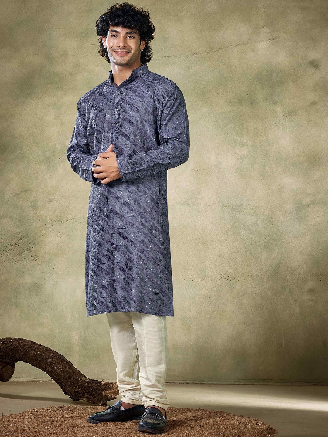 

Vardha Geometric Embroidered Sequinned Mandarin Collar Straight Kurta, Navy blue