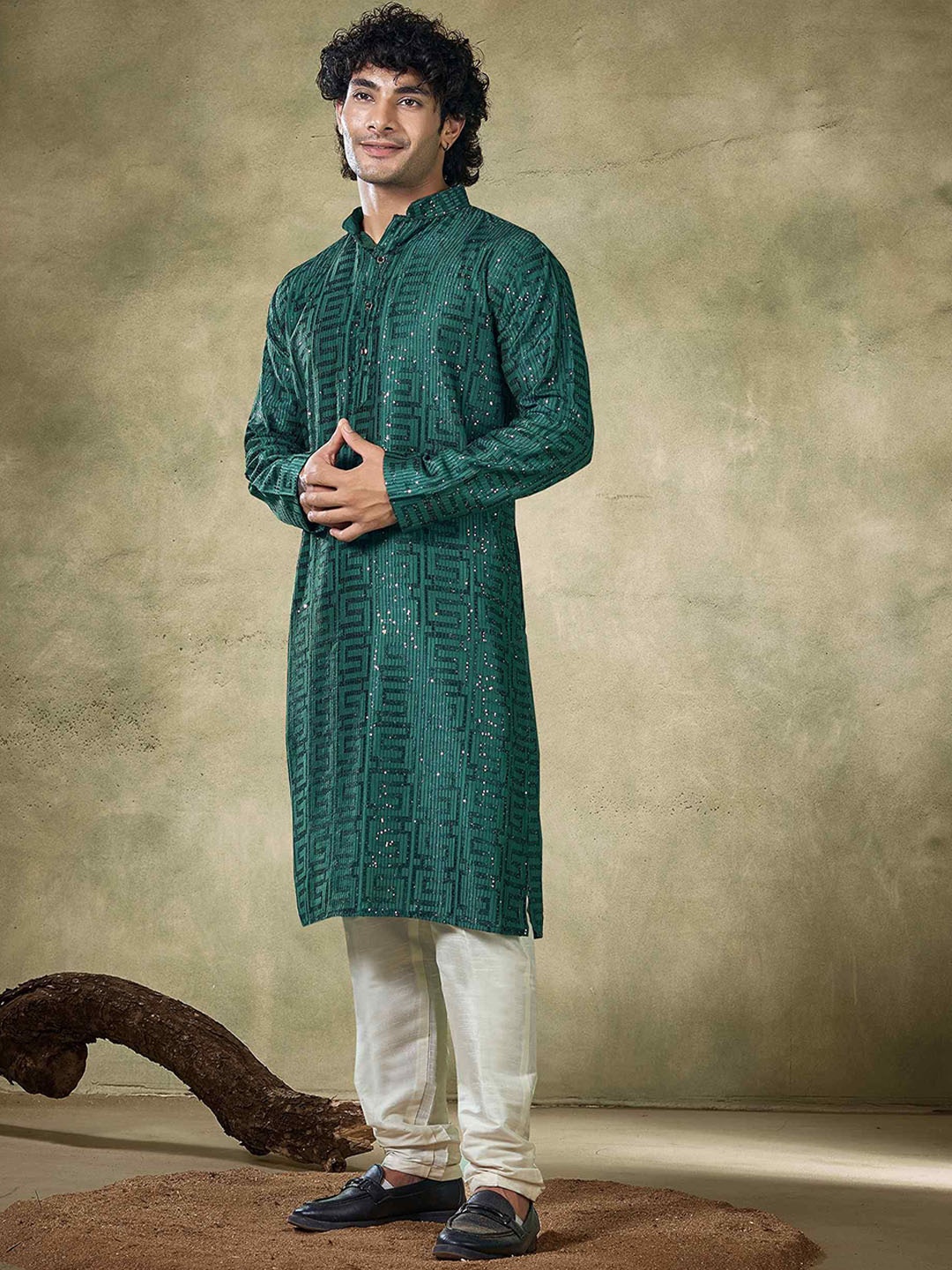 

Vardha Geometric Embroidered Sequinned Mandarin Collar Straight Kurta, Green