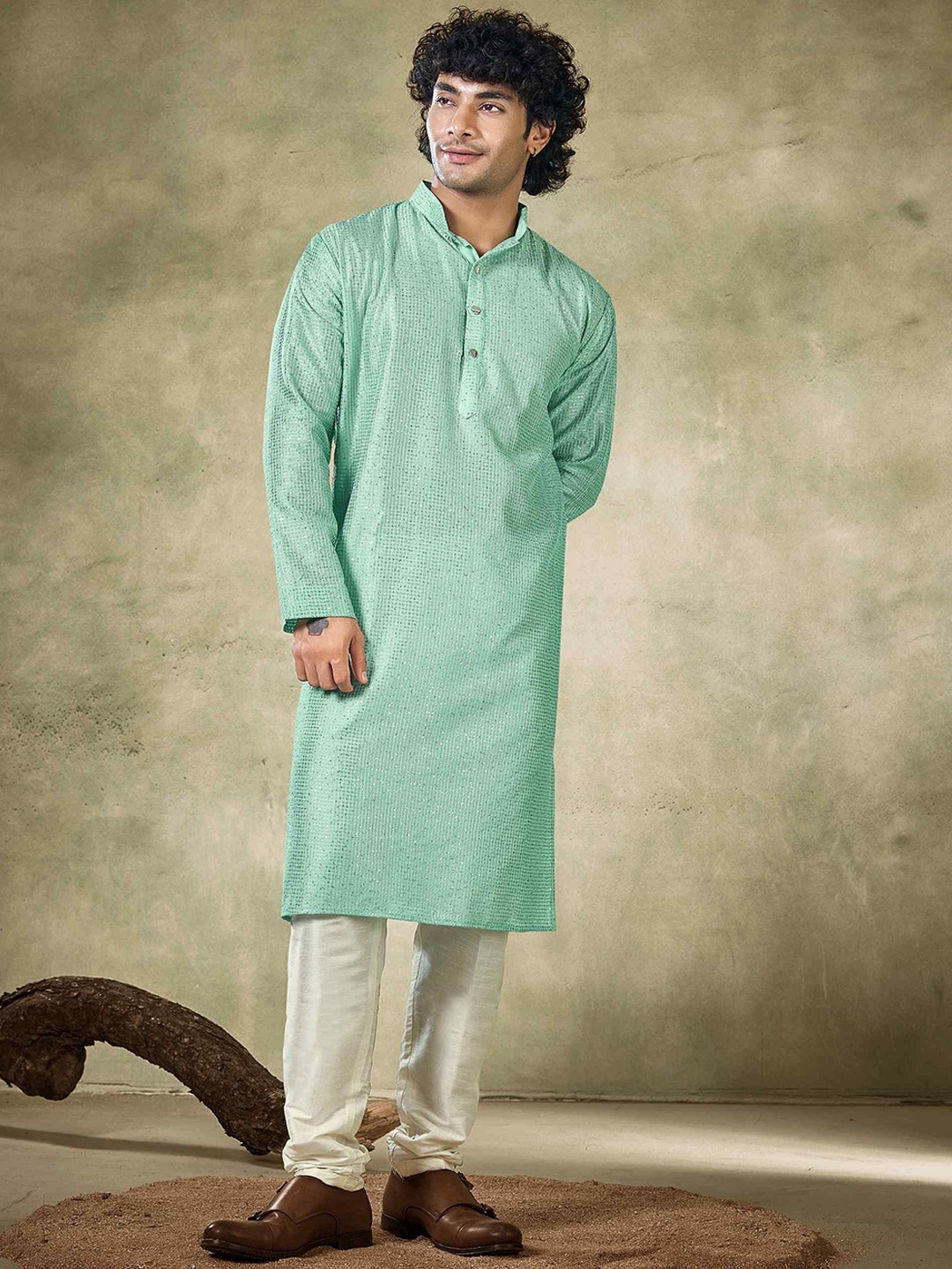 

Vardha Geometric Embroidered Sequinned Mandarin Collar Straight Kurta, Green