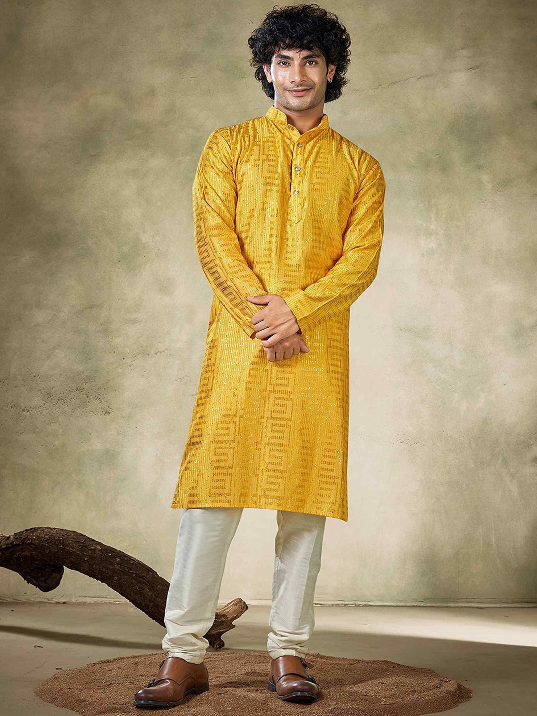 

Vardha Geometric Embroidered Sequinned Mandarin Collar Straight Kurta, Yellow