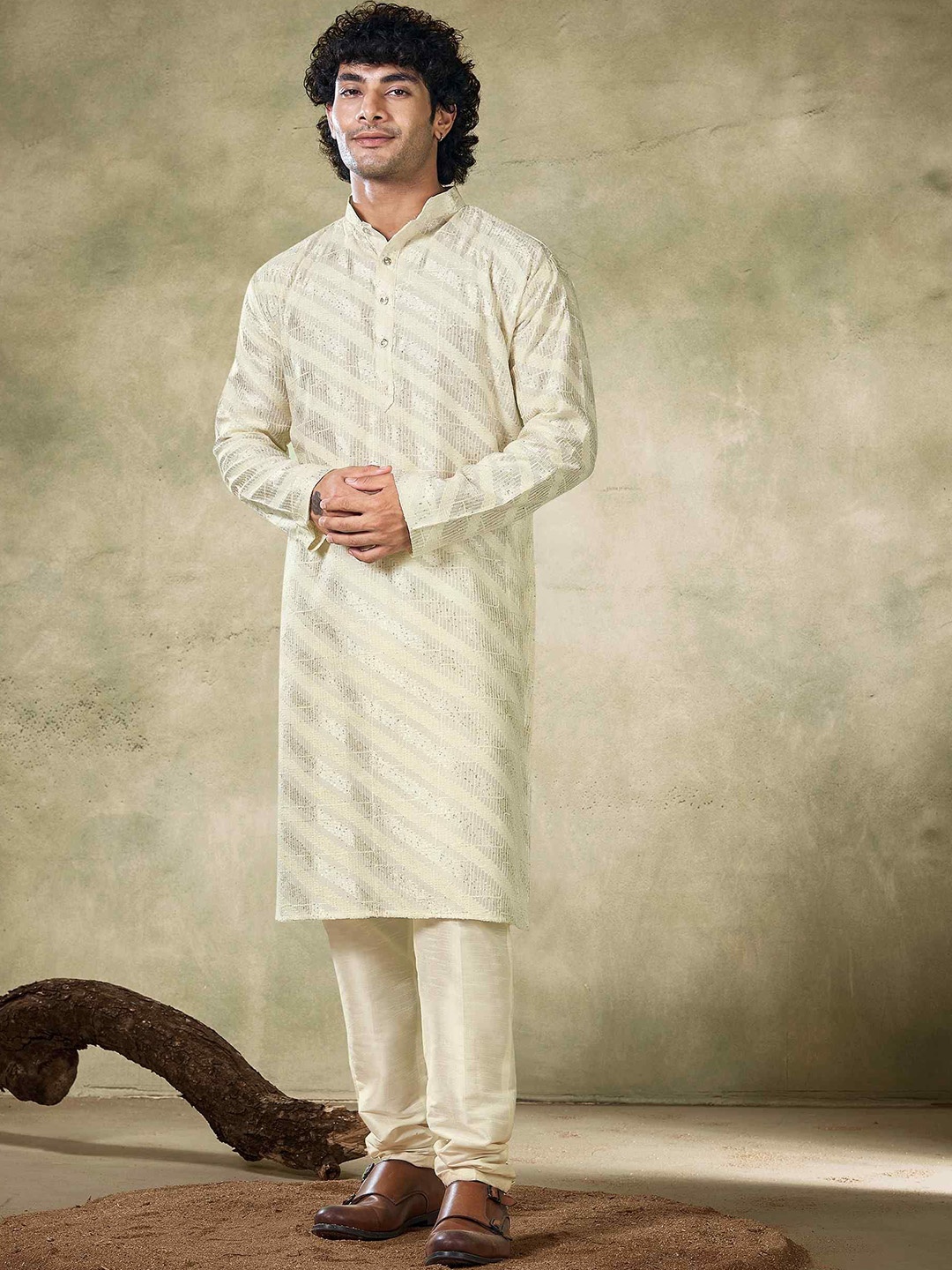 

Vardha Geometric Embroidered Sequinned Mandarin Collar Straight Kurta, White