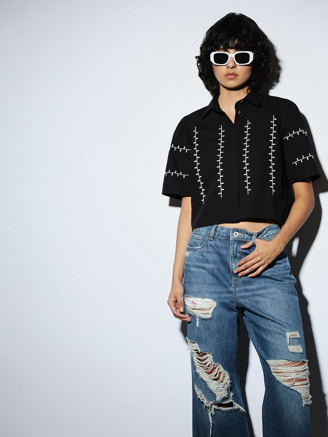 

ONLY Women Boxy Opaque Printed Casual Crop Shirt, Black
