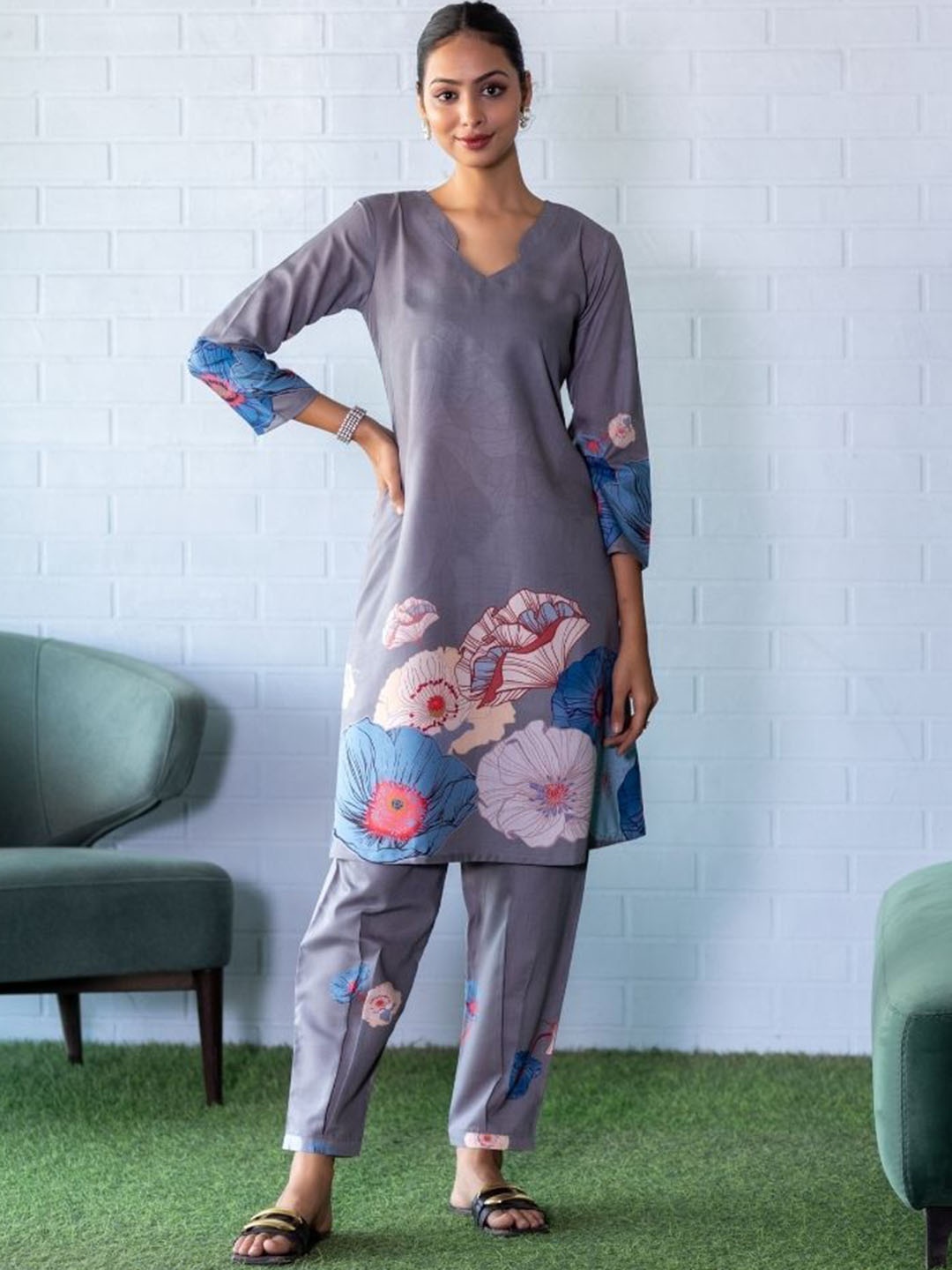 

Yuvani Floral Printed V-Neck Tunic With Trouser, Grey