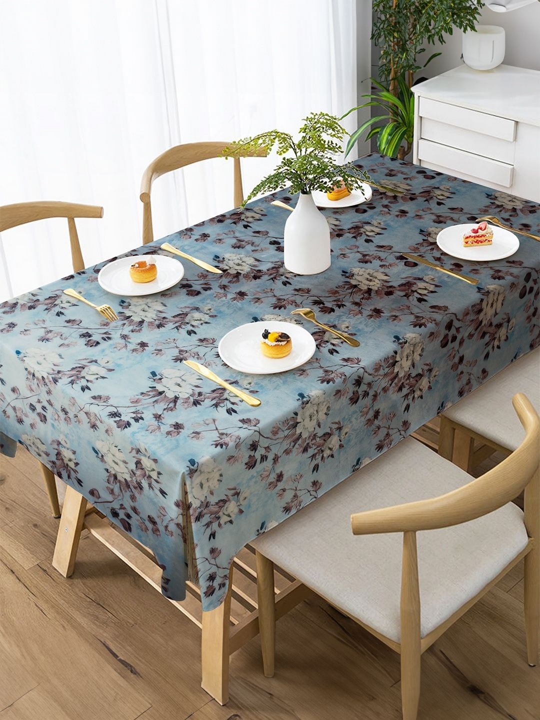 

Tesmare Blue & White Floral Printed 4-Seater Velvet Table Cover