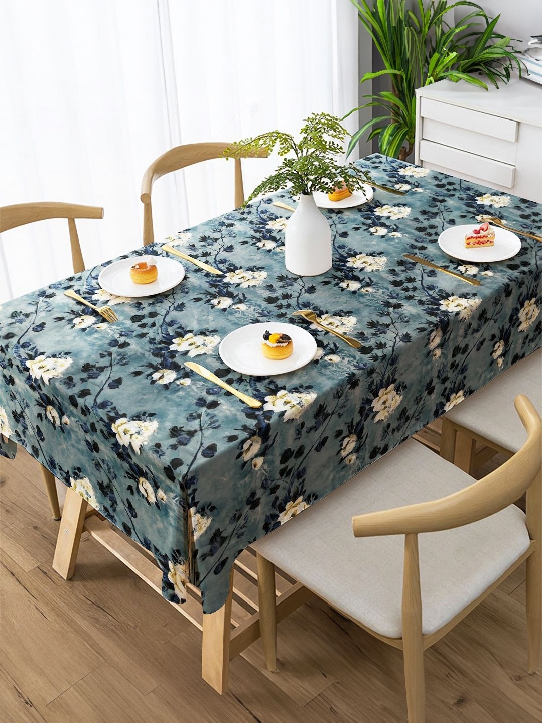 

Tesmare Blue & White Floral Printed 6-Seater Velvet Table Cover