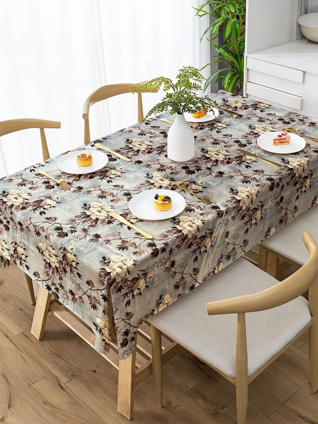 

Tesmare Blue &White Floral Printed 6-Seater Velvet Table Cover