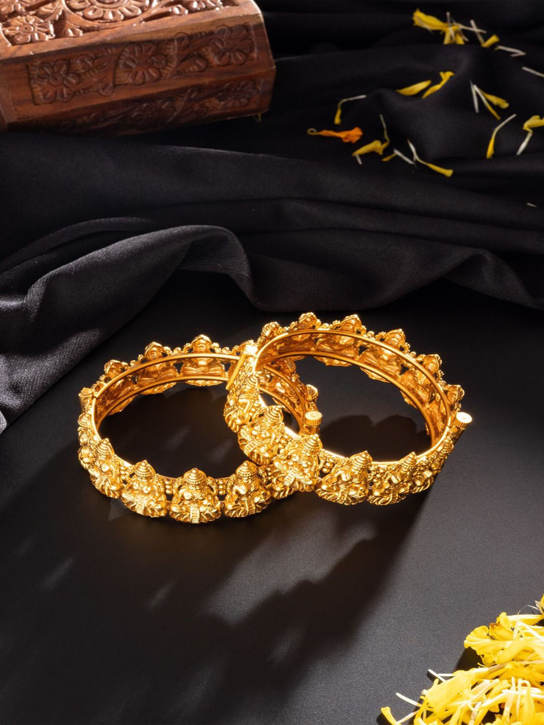 

Niscka Set Of 2 Gold Plated Bangles