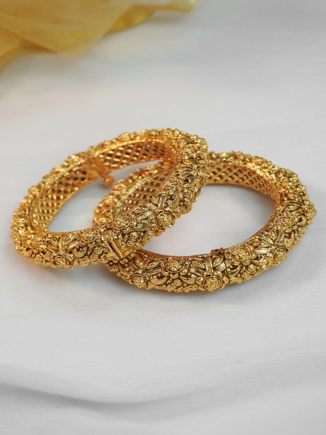 

Niscka Set Of 2 Gold Plated Textured Bangles