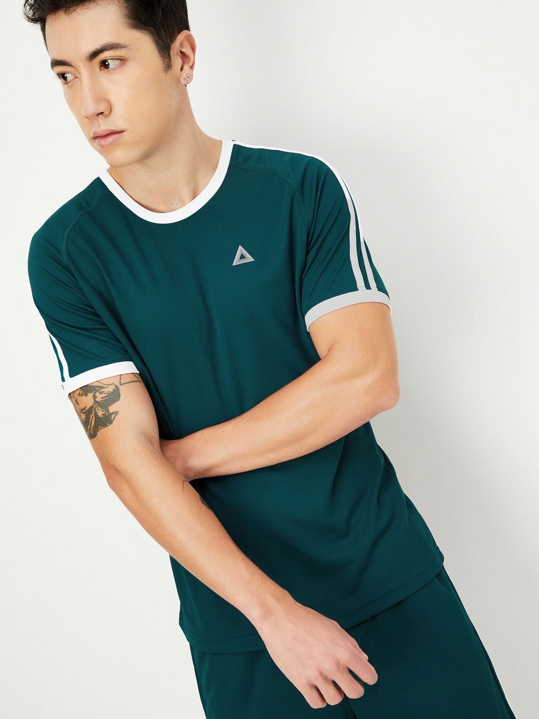 

max Men Round Neck Solid T-shirt, Green