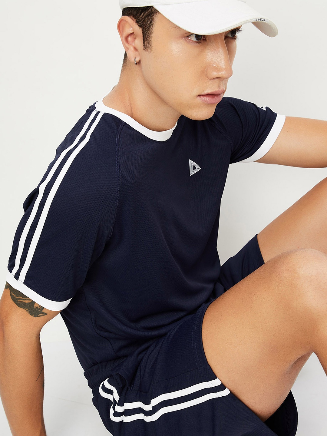 

max Men Round Neck Solid T-shirt, Navy blue
