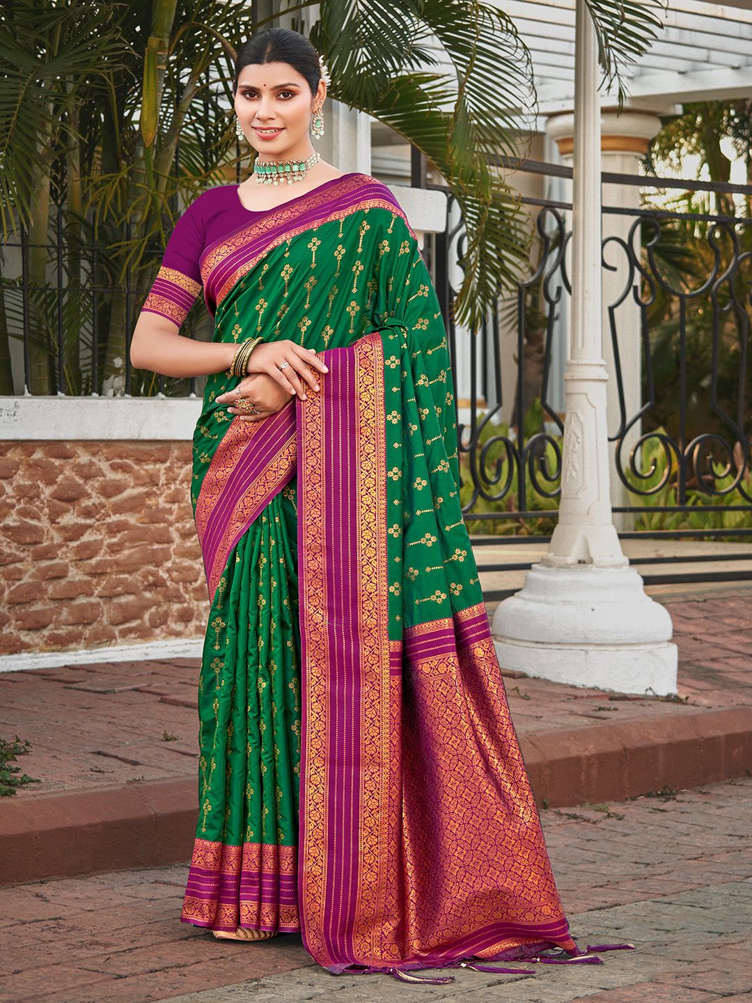 

Ishin Ethnic Motifs Woven Designed Zari Saree, Green