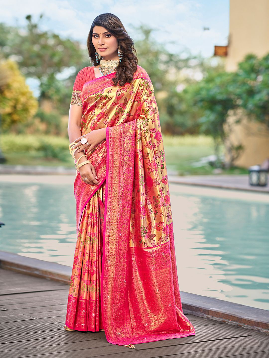 

Ishin Ethnic Motifs Woven Designed Zari Saree, Pink