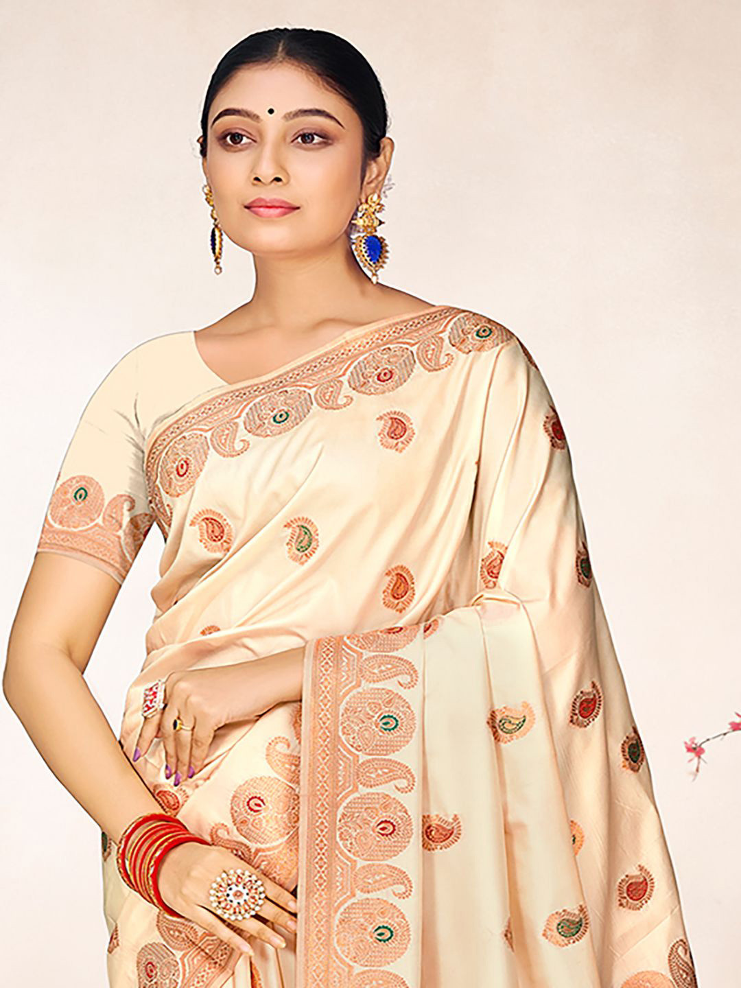 

Ishin Ethnic Motifs Woven Design Zari Saree, Off white