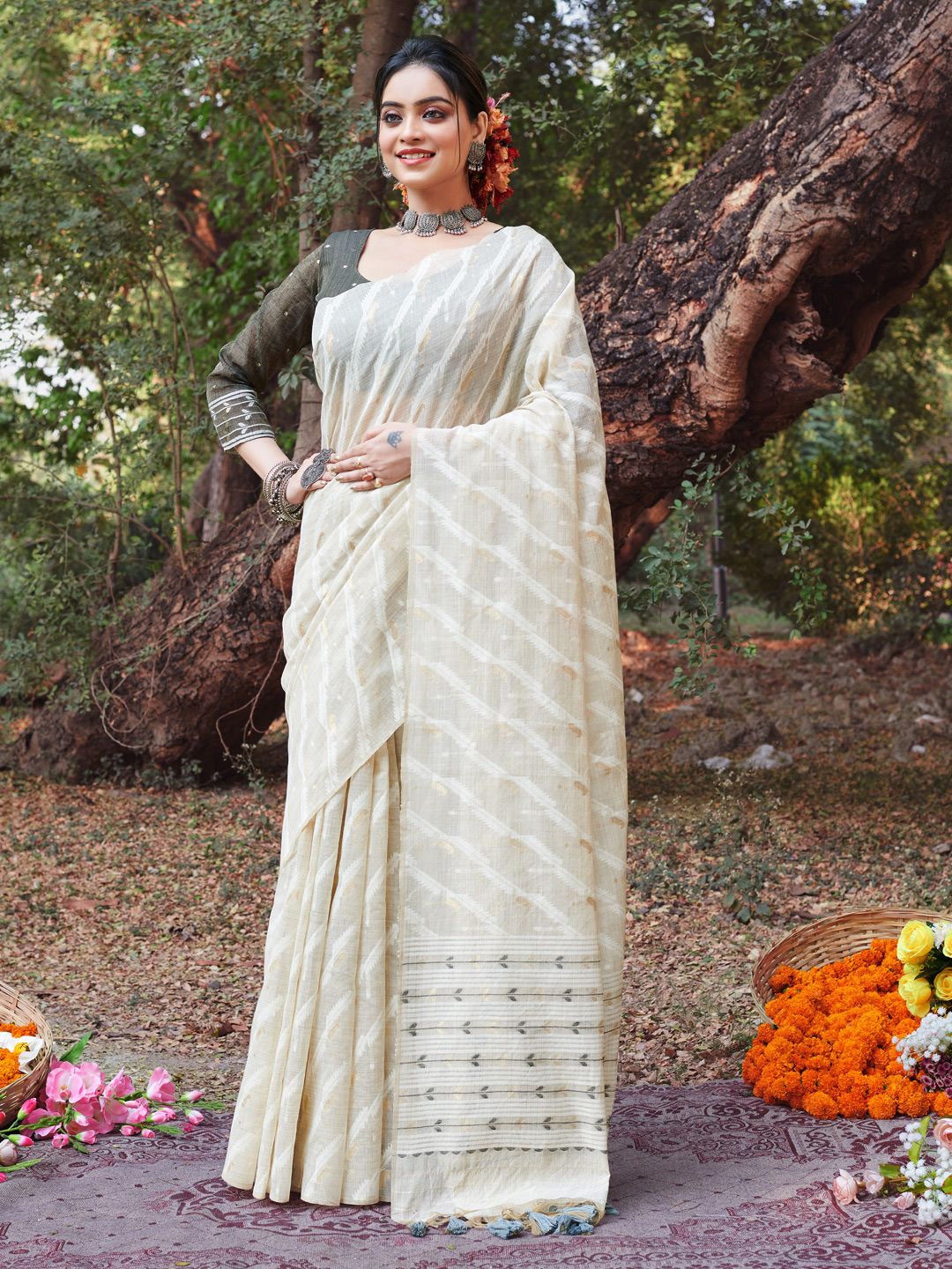 

Ishin Striped Woven Designed Saree, White