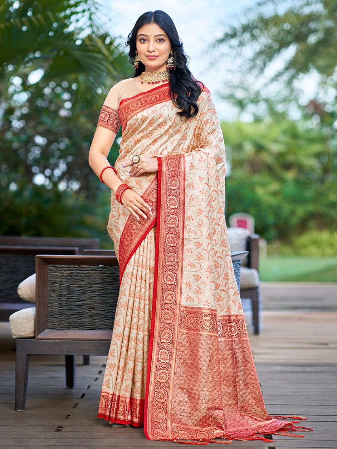 

Ishin Ethnic Motifs Printed Zari Saree, Red