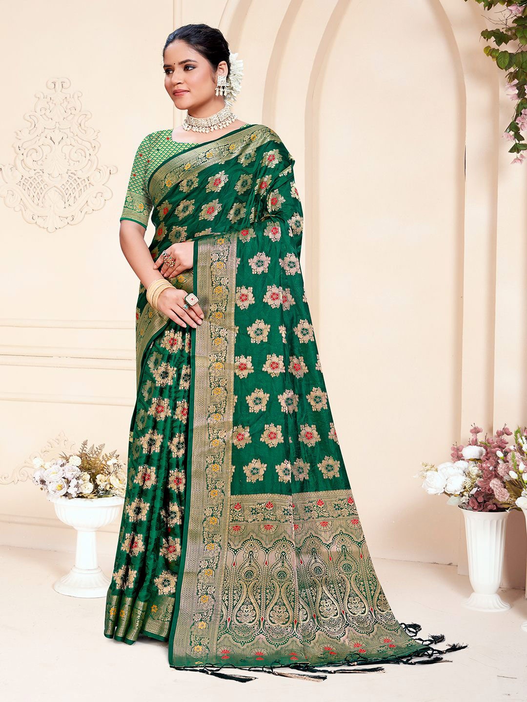 

Ishin Ethnic Motifs Woven Designed Zari Saree, Green