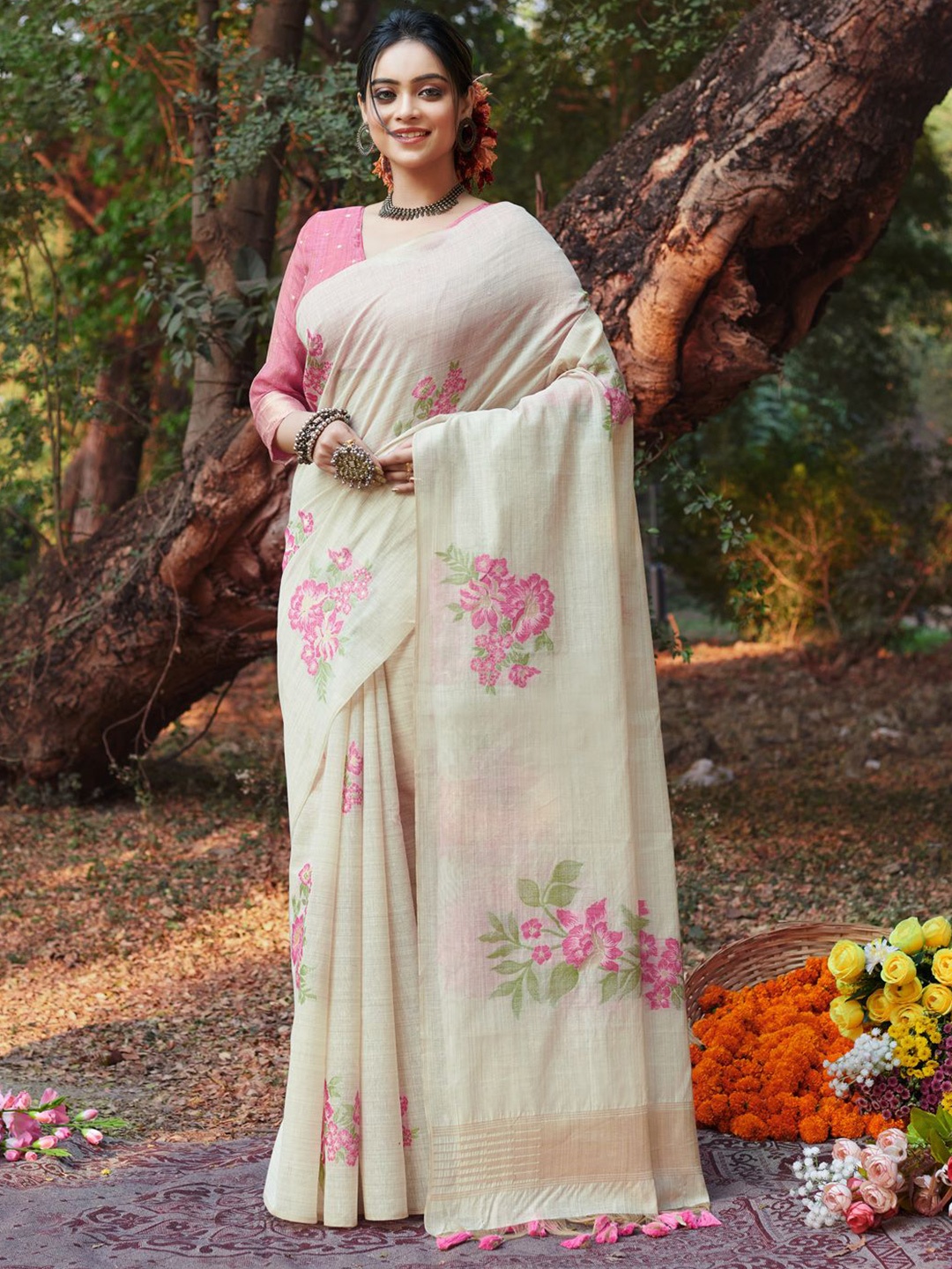 

Ishin Ethnic Motifs Woven Designed Saree, White