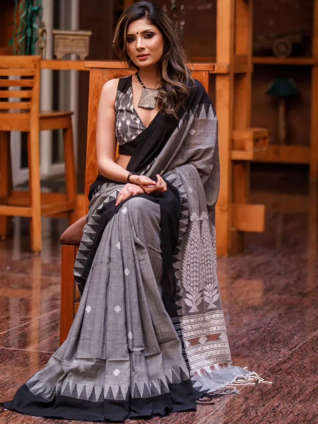 

ARPITA FASHION Ethnic Motifs Venkatgiri Traditional Saree, Grey