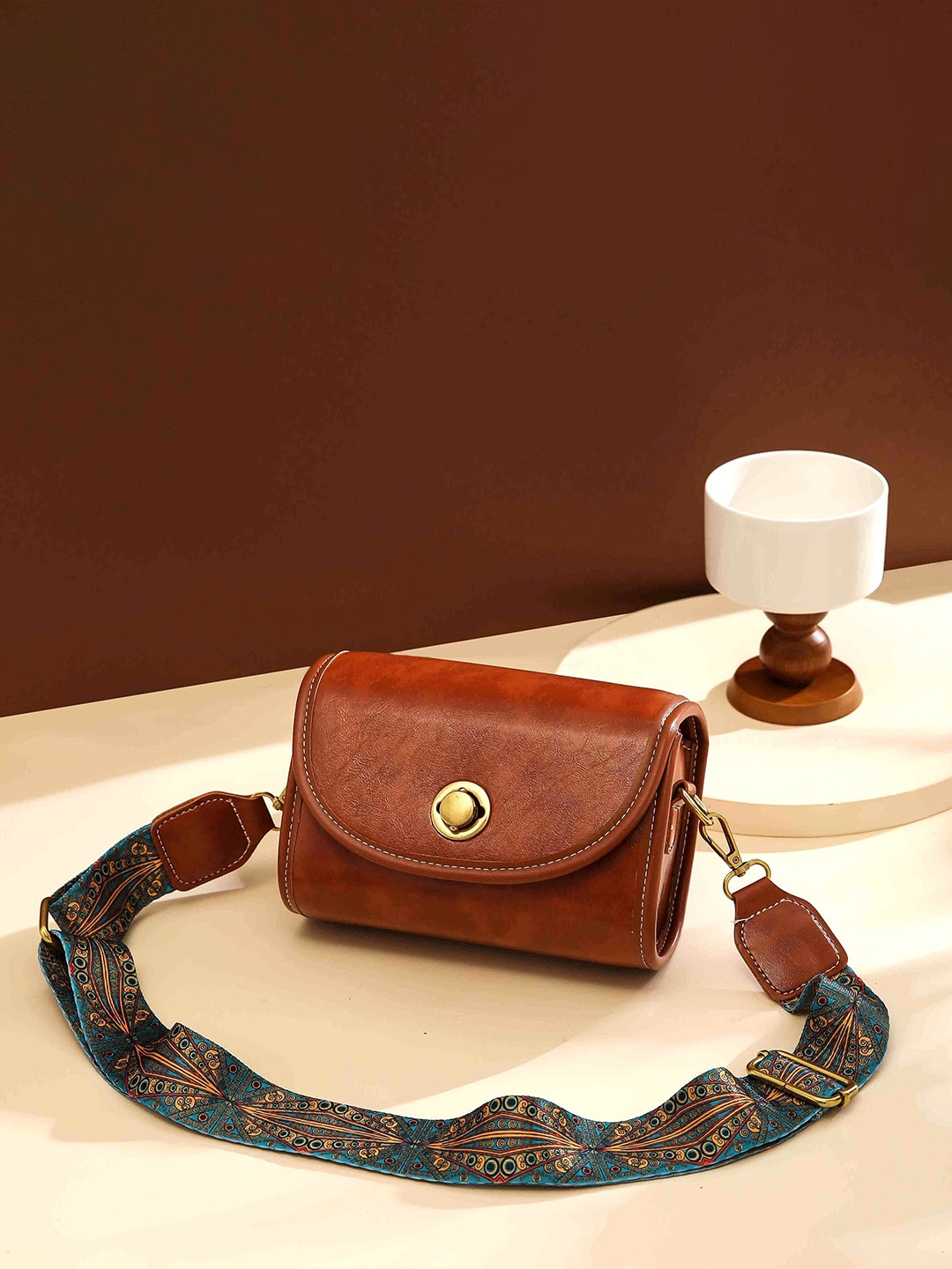 

Diva Dale Women Solid PU Regular Half Moon Shoulder Bag, Brown