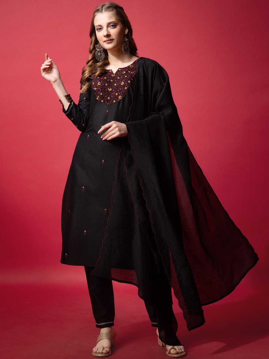 

ARADHNA Ethnic Motifs Yoke Design Thread Work Straight Kurta With Trousers & Dupatta, Black