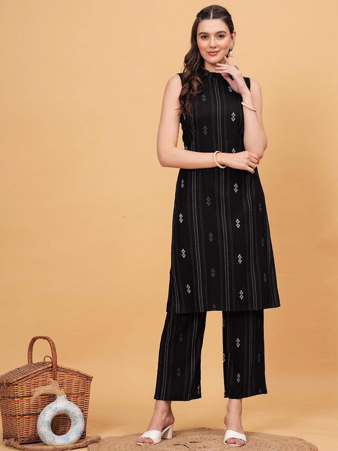 

CHIRAAI Geometric Woven Design Mandarin Collar Straight Kurta with Palazzo, Black