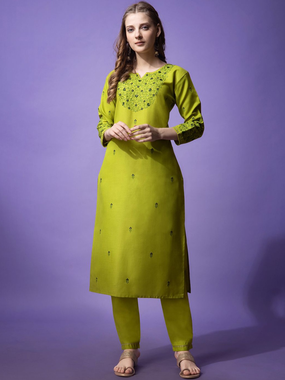 

ARADHNA Floral Embroidered Thread Work Straight Kurta With Trousers, Green