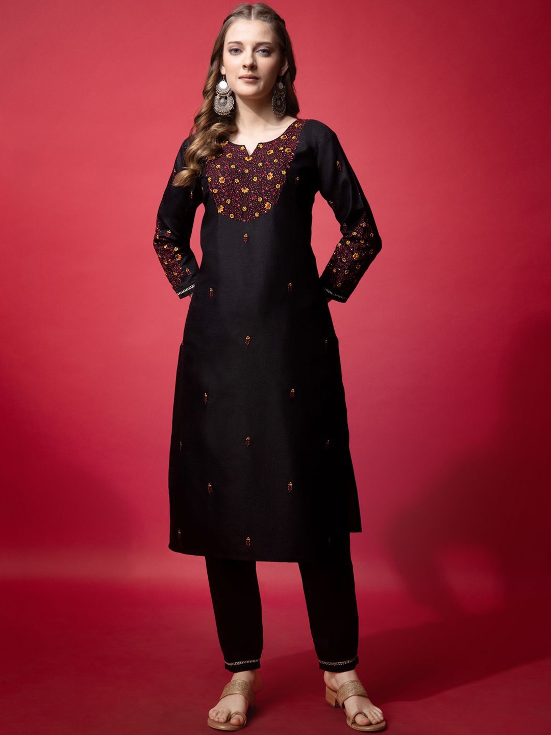 

ARADHNA Floral Embroidered Thread Work Straight Kurta With Trousers, Black