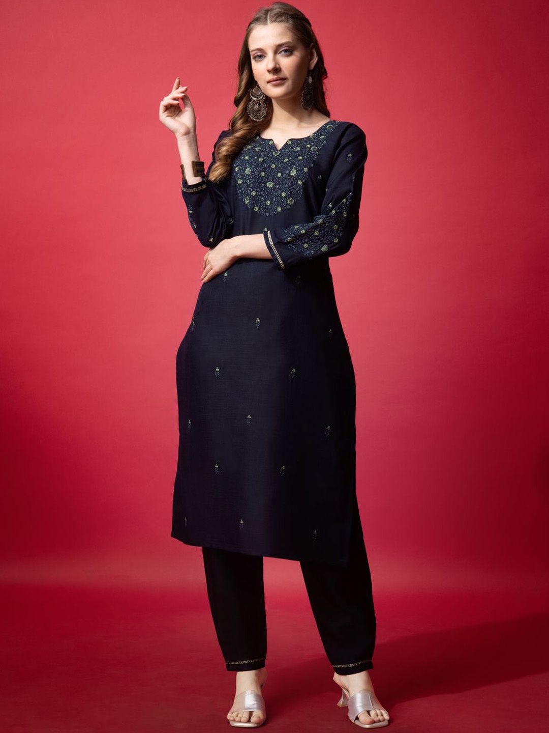 

ARADHNA Floral Embroidered Thread Work Straight Kurta With Trousers, Navy blue