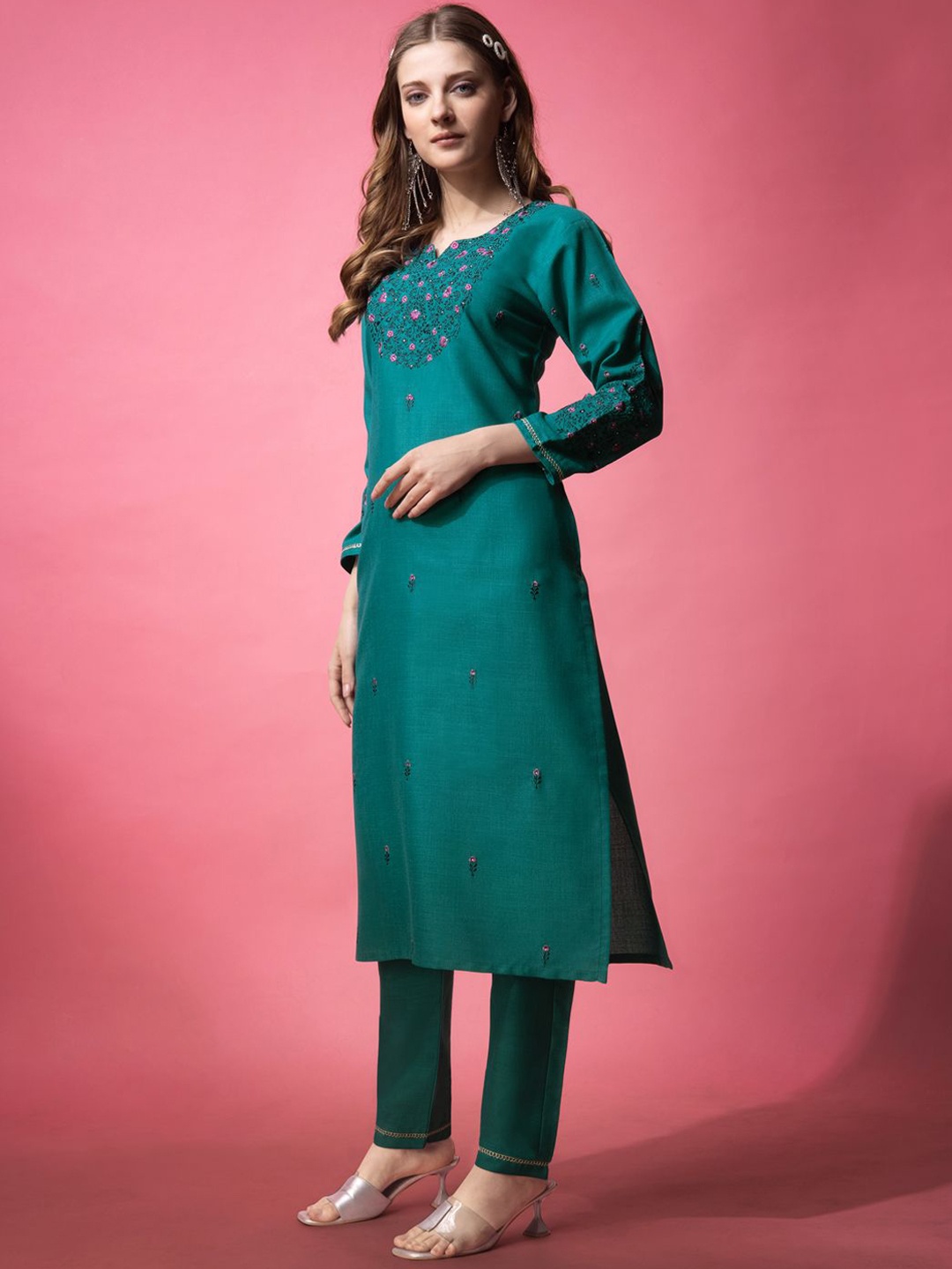 

ARADHNA Floral Embroidered Thread Work Straight Kurta With Trousers, Green